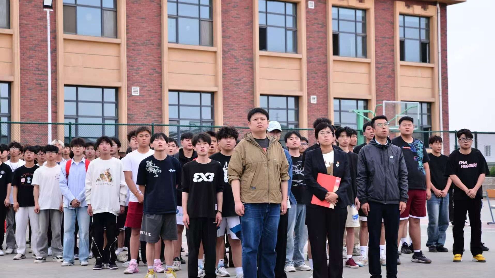 青春热血燃球场 欢送情谊共飞扬——我院2025年“欢送杯” 开幕式暨毕业生送别礼温情上演