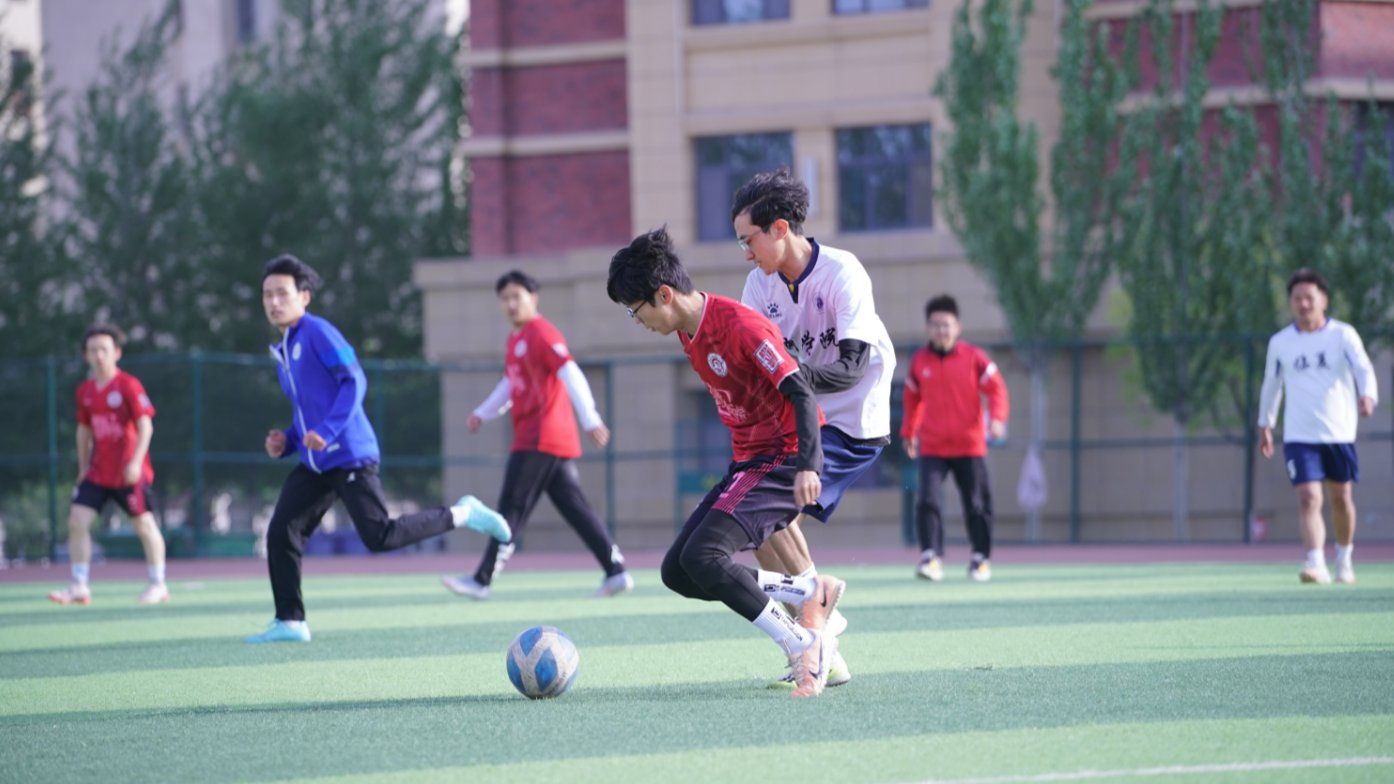 绿茵驰骋，少年逐光｜兰州信息科技学院智能装备学院与商学院足球友谊赛顺利落幕