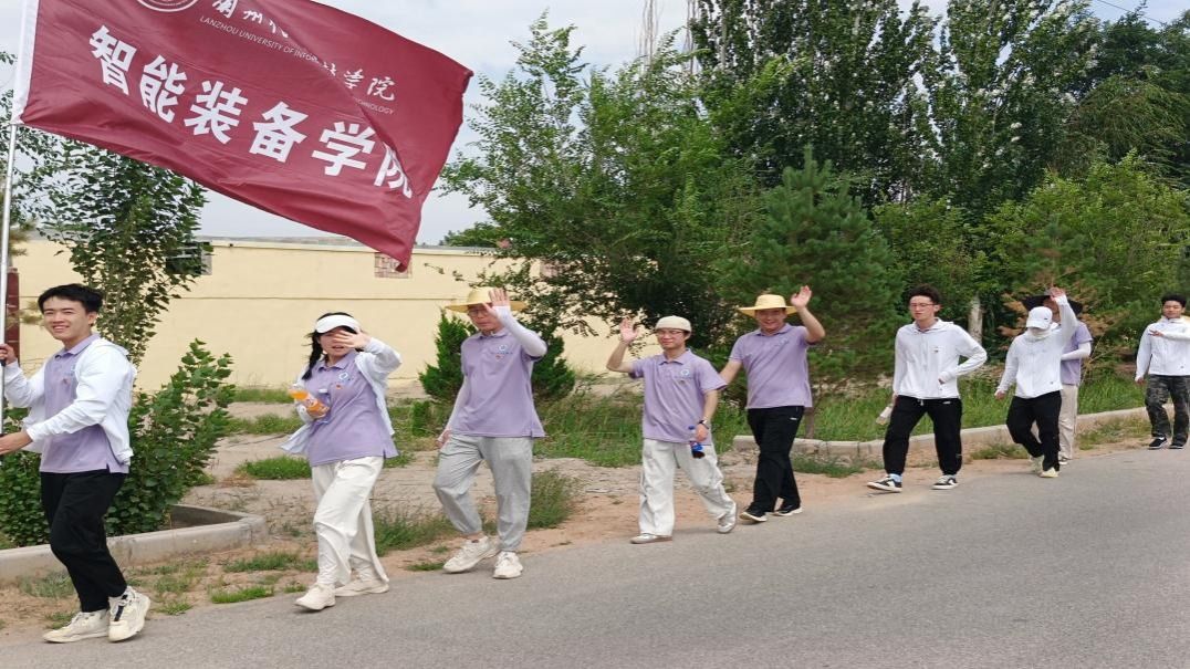 除杂草洒汗水、包饺子传真情---智能装备学院2024年“薪火领航”暑期“三下乡”社会实践（六）